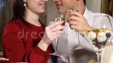 年轻夫妇在<strong>餐馆</strong>里品尝香槟。 约会。 年轻人和女人在<strong>餐馆</strong>里喝浪漫晚餐